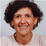 Insegnante impartisce lezioni di tutte le materie ad alunni di scuola elementare